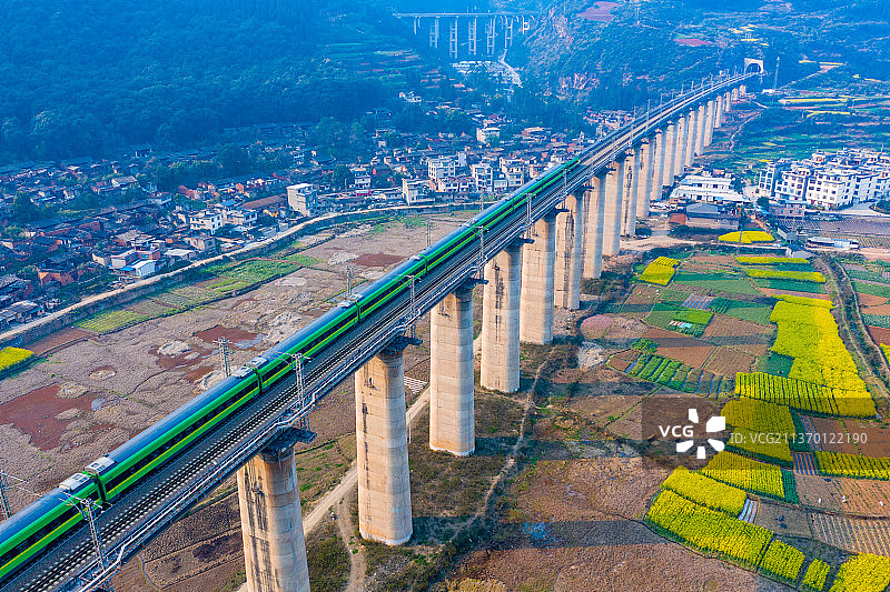 中老铁路云南省玉溪市刺桐关段绿皮高铁火车图片素材