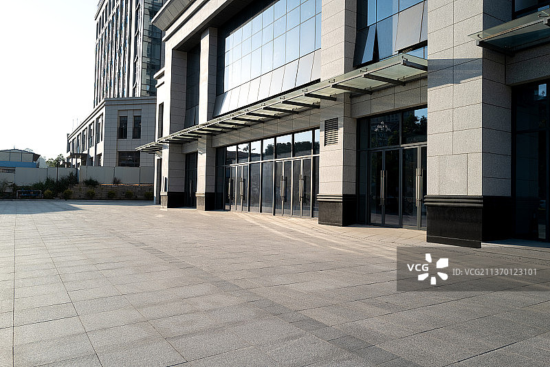 现代建筑体外的空地图片素材