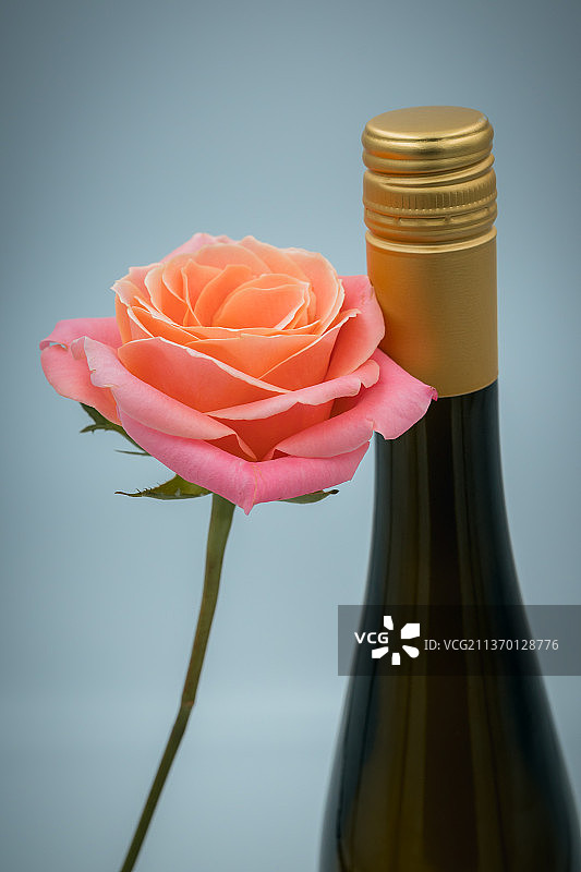 红玫瑰与白葡萄酒图片素材