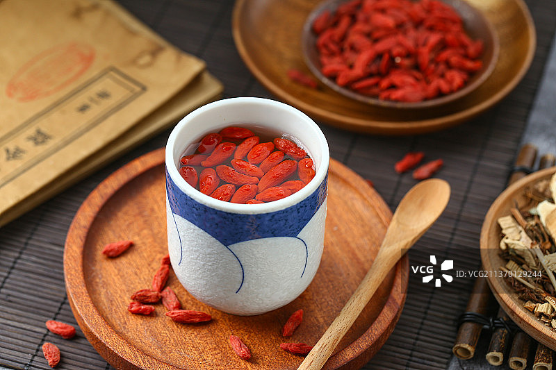 中药养生枸杞茶放在青花瓷杯子里图片素材