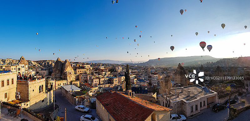 土耳其 格雷梅 Goreme 卡帕多奇亚 玫瑰谷 热气球 全景 奇特地貌 小镇全貌 鸟瞰 蓝天白云图片素材