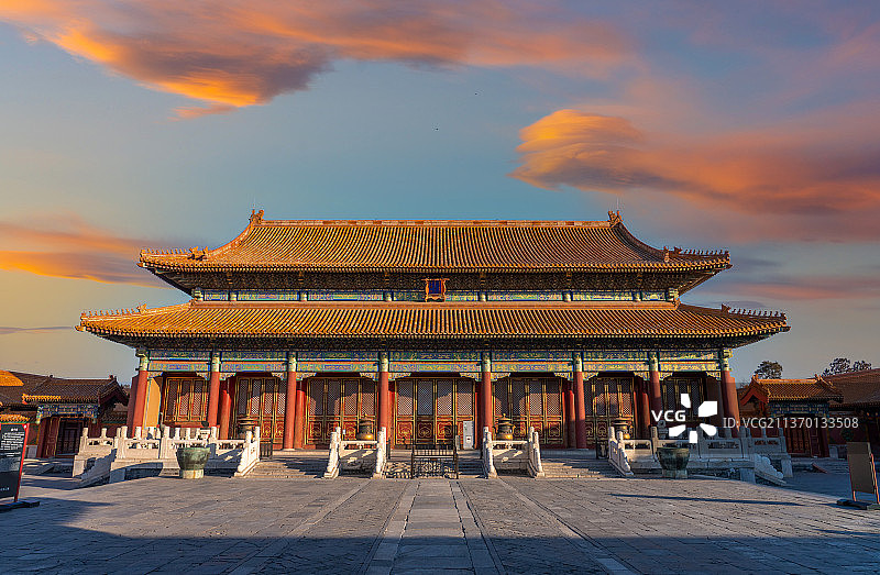 傍晚晚霞红云下的故宫慈宁宫图片素材