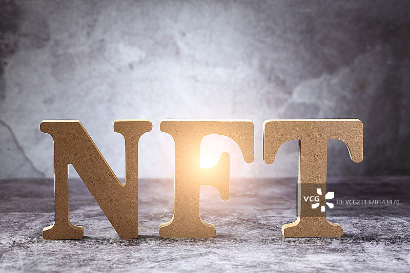 NFT字母和放大镜在灰色背景上图片素材
