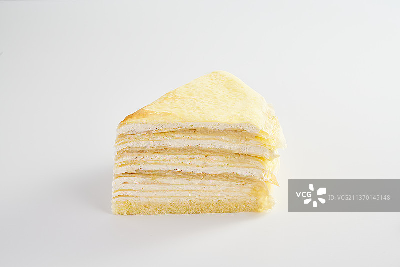 白色背景榴莲千层蛋糕切件图片素材