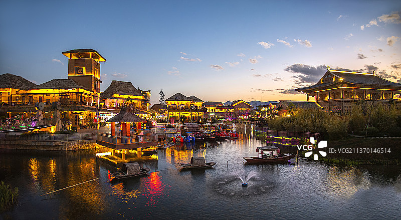 昆明融创文旅城夜景  昆明融创文旅城打造以云南少数民族文化为内核，带有唐风古韵的特色旅游小镇。图片素材