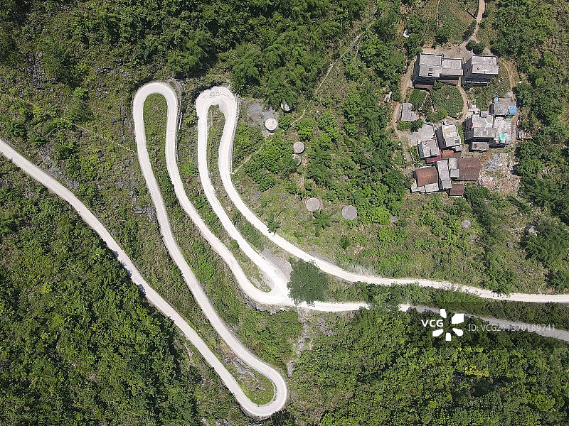 天坑喀斯特地下河山村公路山路都安图片素材