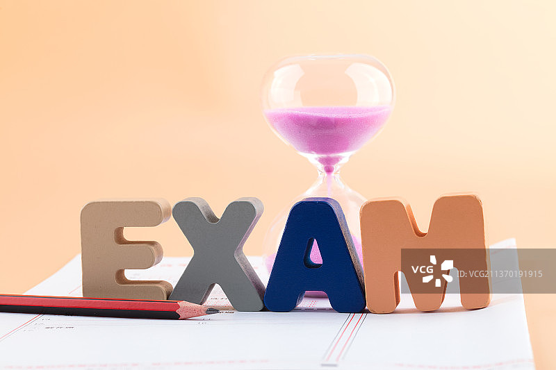 高考答题卡和沙漏和铅笔图片素材