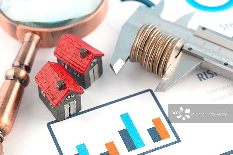 文件上的房子模型和现金和放大镜图片素材