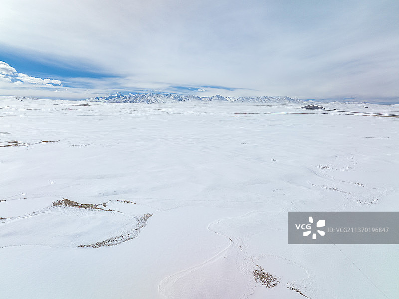 航拍西藏那曲青藏高原上的雪原图片素材