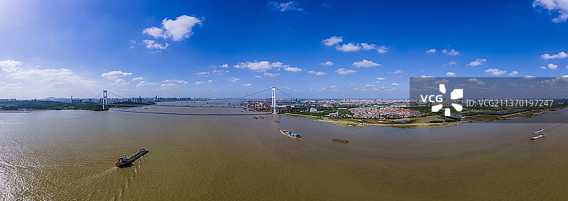 蓝天白云下的长江大桥图片素材
