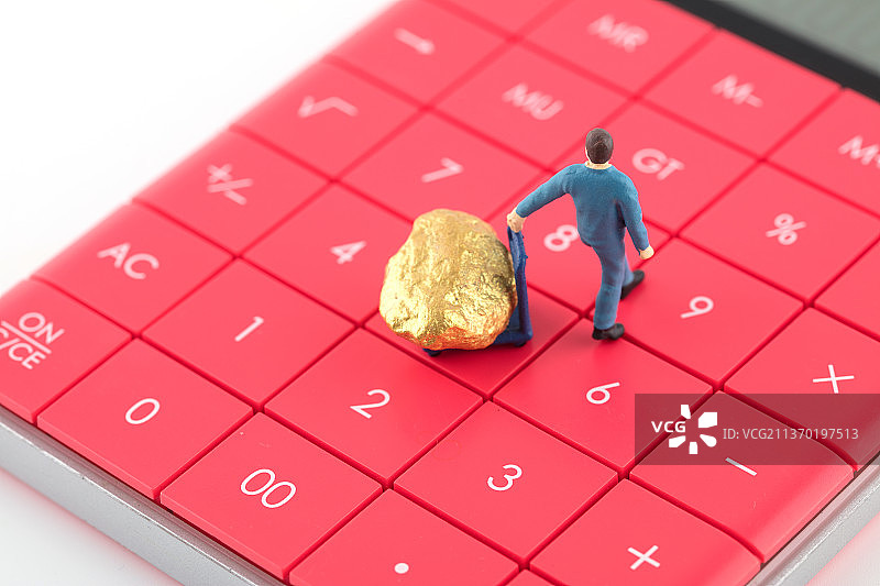 计算器上托运黄金的人偶图片素材