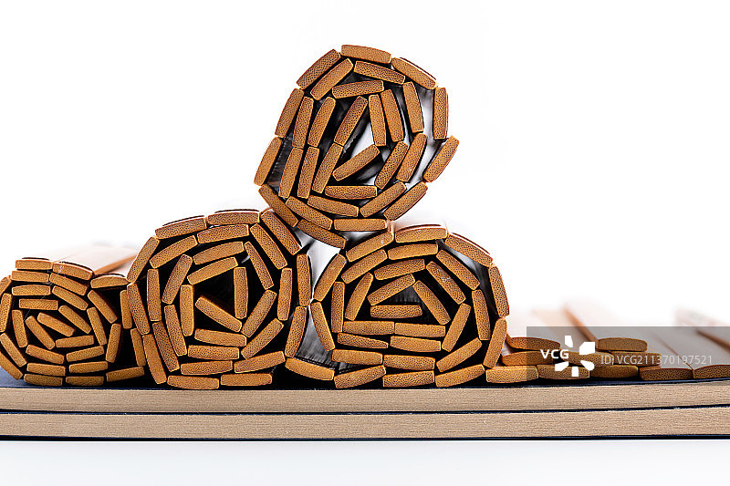 卷着的竹简在线装宣纸书上图片素材