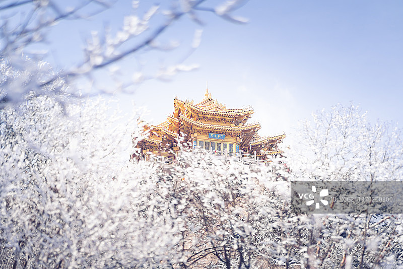 雾凇包围的金顶图片素材