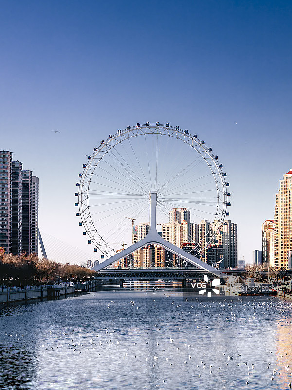 城市风光与摩天轮图片素材