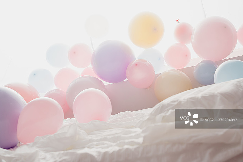 床上的马克龙色气球图片素材