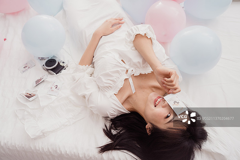 年轻女人躺在床上图片素材