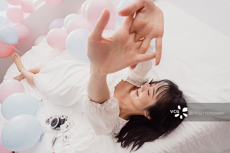 年轻女人躺在床上图片素材