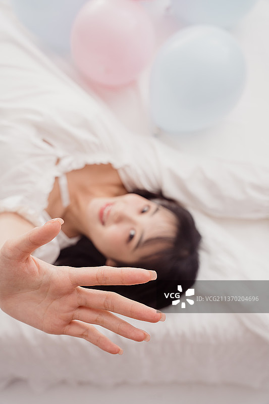 年轻女人躺在床上图片素材