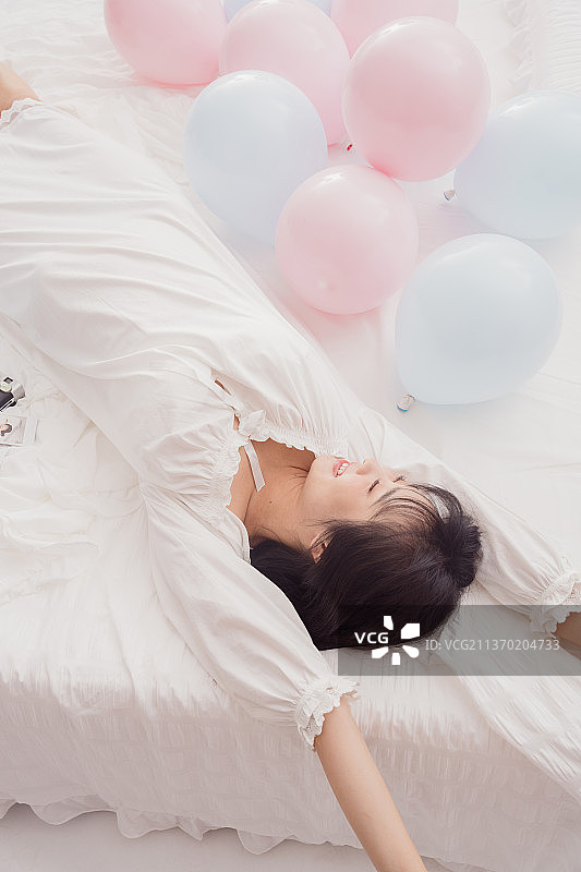 年轻女人躺在床上图片素材