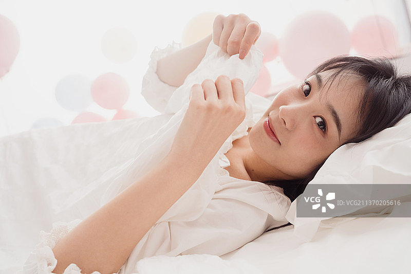 漂亮女孩躺在床上伸懒腰图片素材