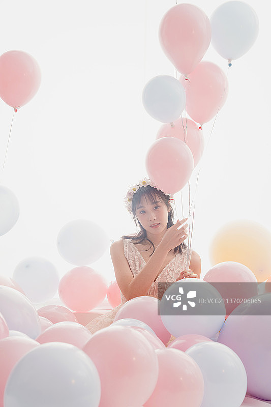 穿着婚纱的女孩躺在注视镜头图片素材