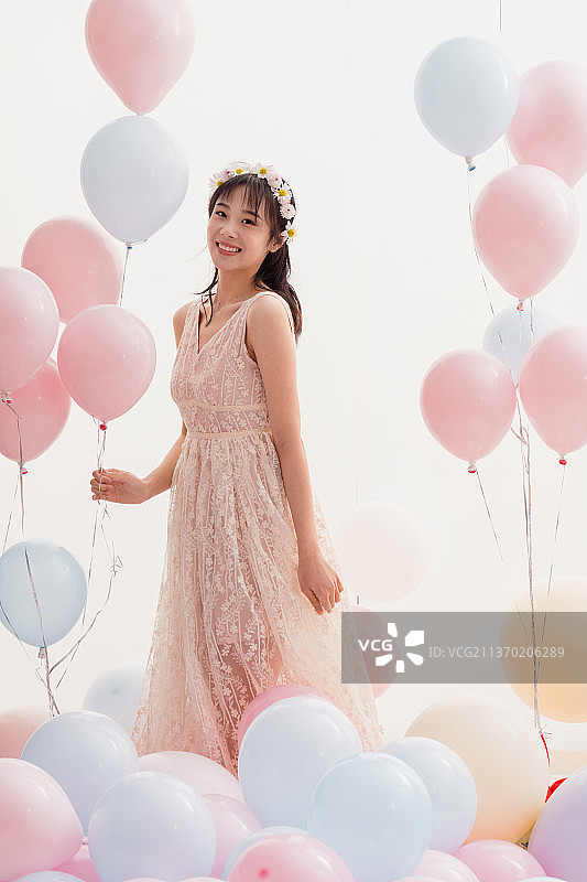 穿着婚纱的女孩站在床上图片素材