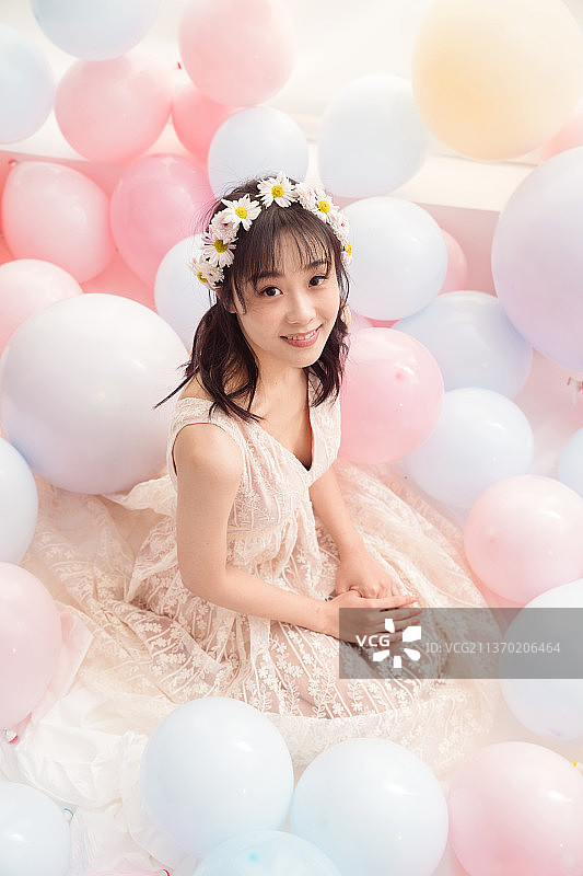 穿着婚纱的女孩坐在床上图片素材