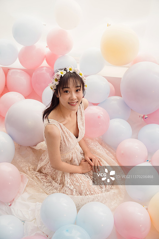 穿着婚纱的女孩坐在床上图片素材