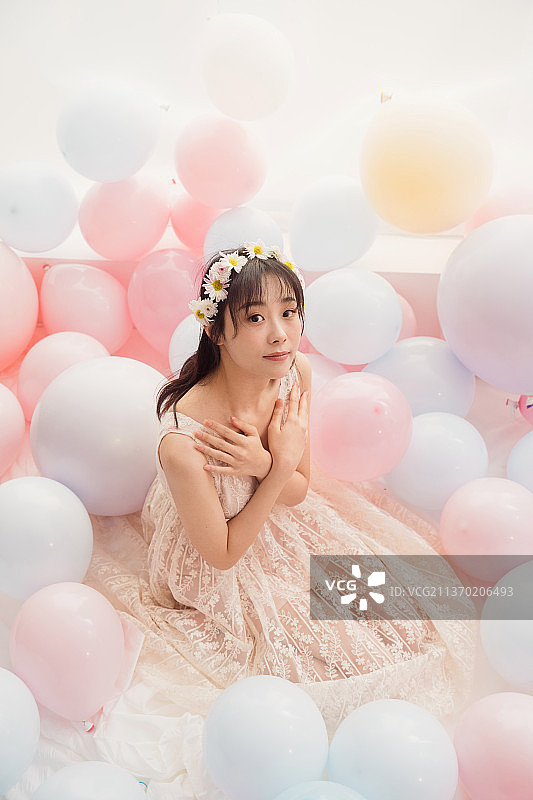 穿着婚纱的女孩坐在床上图片素材