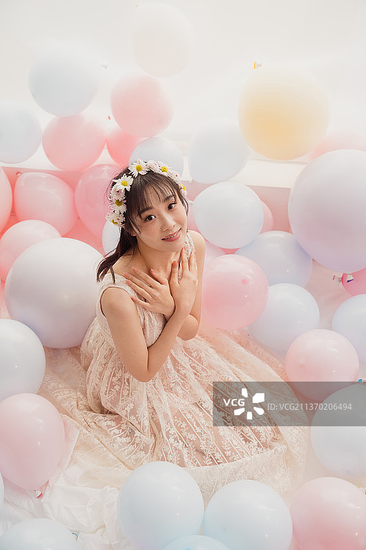 穿着婚纱的女孩坐在床上图片素材