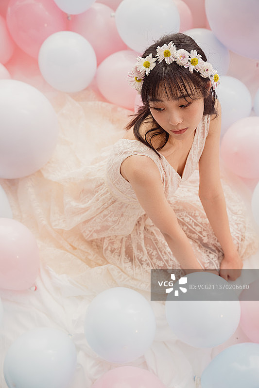 穿着婚纱的女孩坐在床上卖萌图片素材