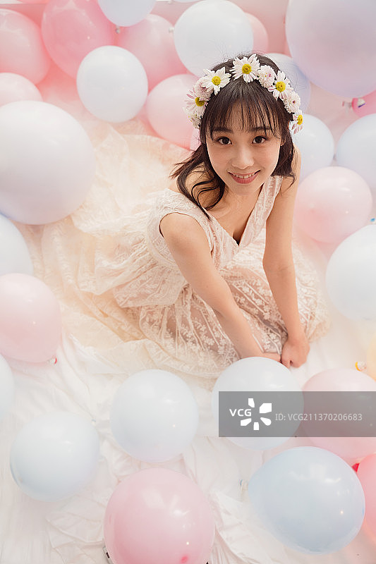 穿着婚纱的女孩坐在床上卖萌图片素材