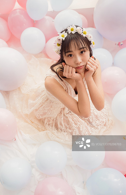 穿着婚纱的女孩坐在床上卖萌图片素材