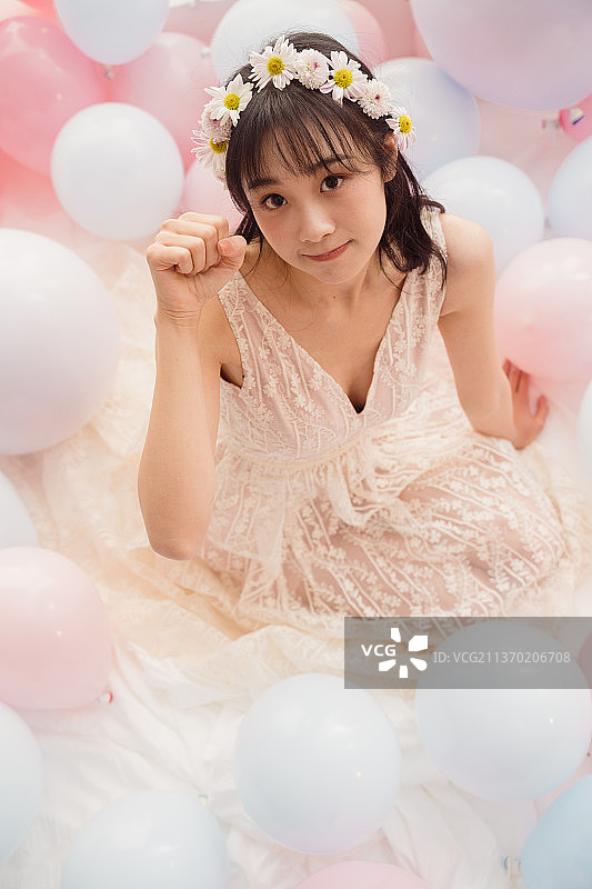 穿着婚纱的女孩坐在床上卖萌图片素材