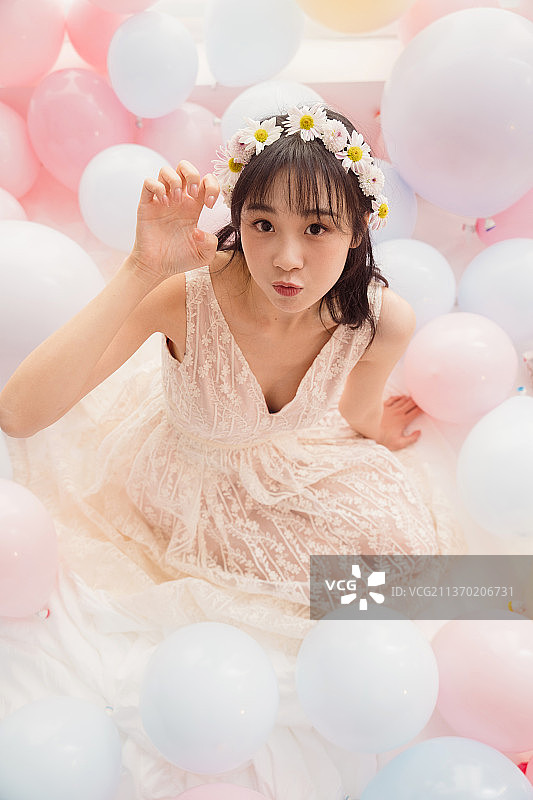 穿着婚纱的女孩坐在床上卖萌图片素材