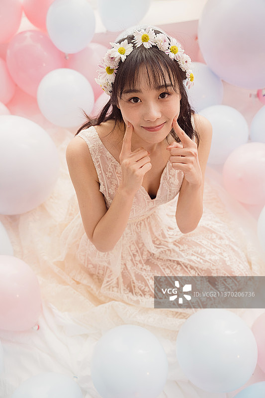 穿着婚纱的女孩坐在床上卖萌图片素材