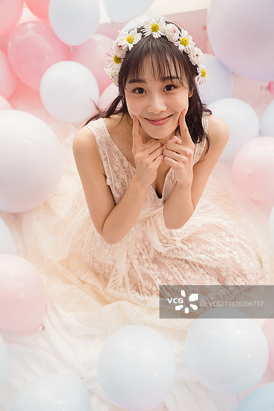 穿着婚纱的女孩坐在床上卖萌图片素材