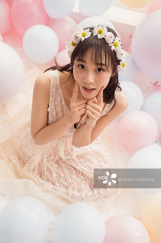 穿着婚纱的女孩坐在床上卖萌图片素材