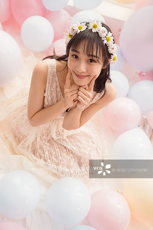 穿着婚纱的女孩坐在床上卖萌图片素材