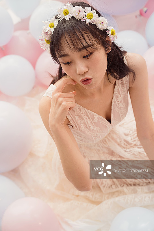 穿着婚纱的女孩坐在床上卖萌图片素材