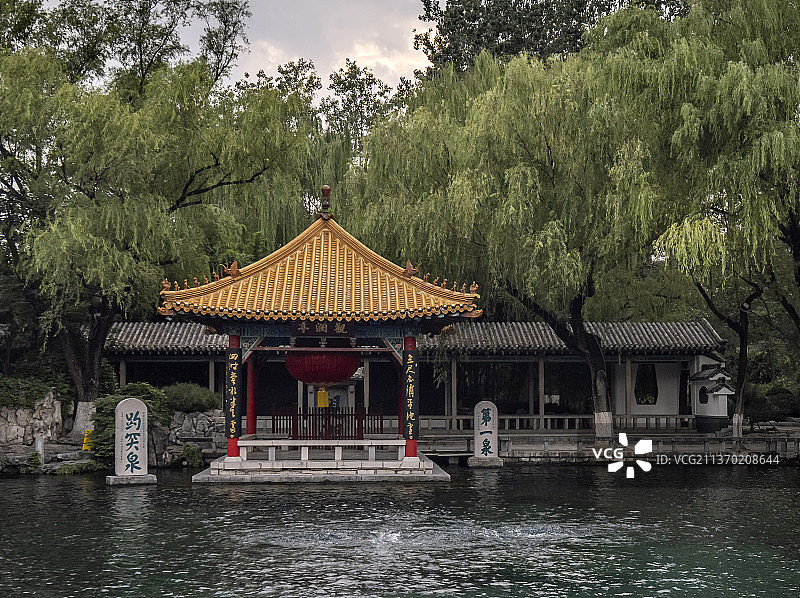 中国山东济南趵突泉公园观澜亭图片素材