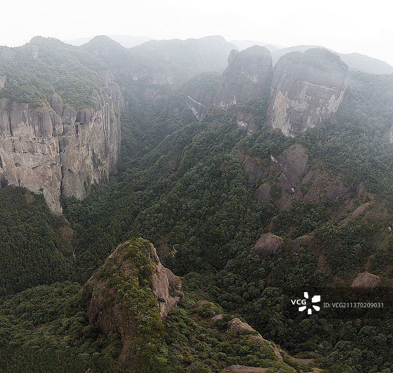 天姥山--诗仙李白曰:天姥连天向天横,势拔五岳掩赤城.天台四万八千丈,对此欲倒东南倾.图片素材
