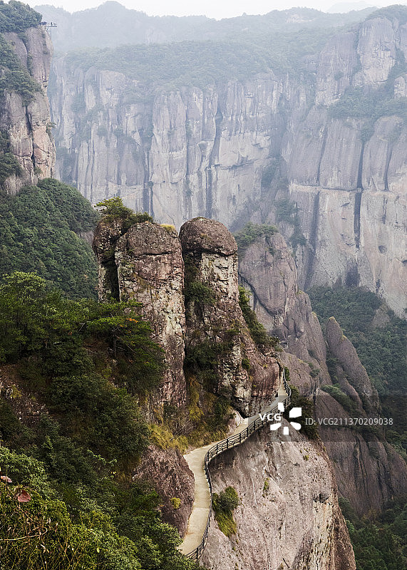 天姥山--诗仙李白曰:天姥连天向天横,势拔五岳掩赤城.天台四万八千丈,对此欲倒东南倾.图片素材