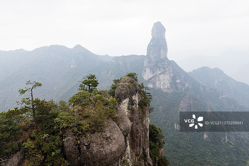天姥山--诗仙李白曰:天姥连天向天横,势拔五岳掩赤城.天台四万八千丈,对此欲倒东南倾.图片素材