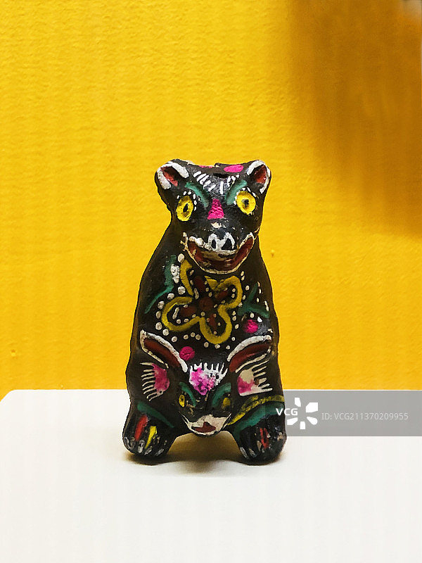 黄色背景前的泥泥狗图片素材