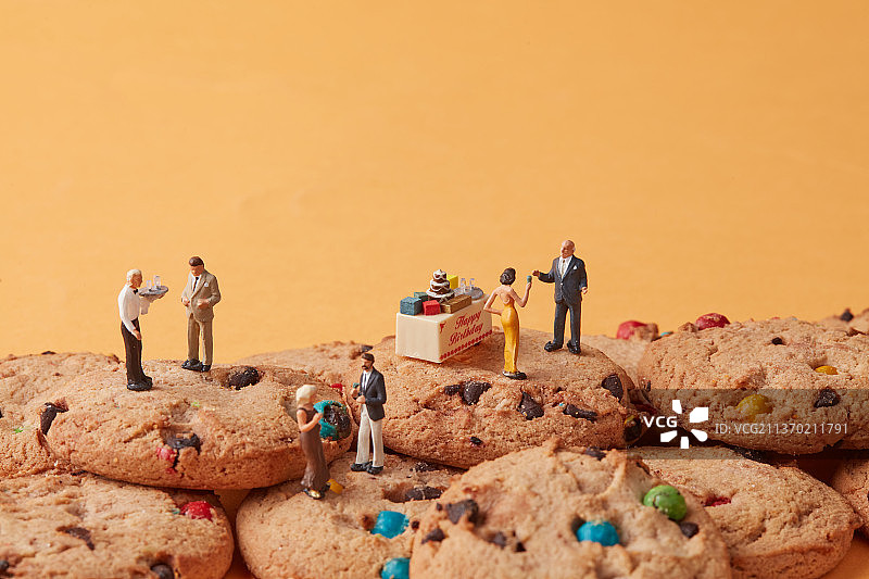 微缩小人在曲奇饼上图片素材