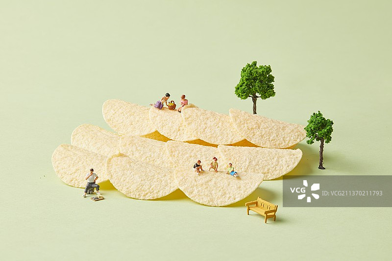 微缩小人在薯片上图片素材