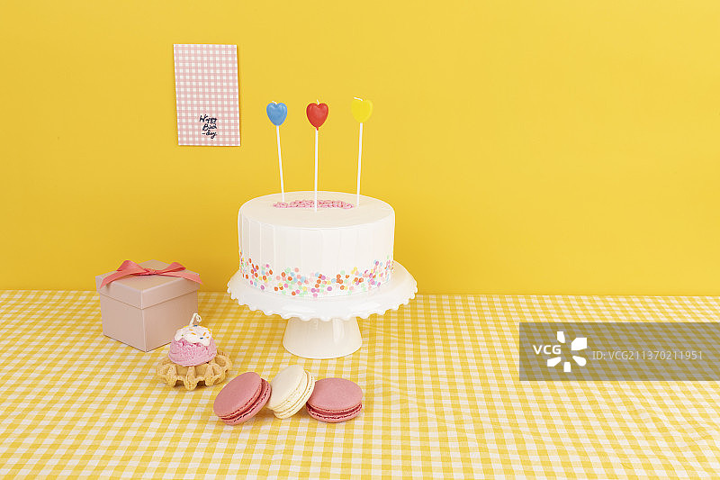 情人节马卡龙蛋糕和礼盒，周年纪念图片素材