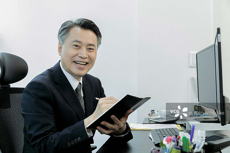 亚洲韩国男士做笔记商务概念图片素材