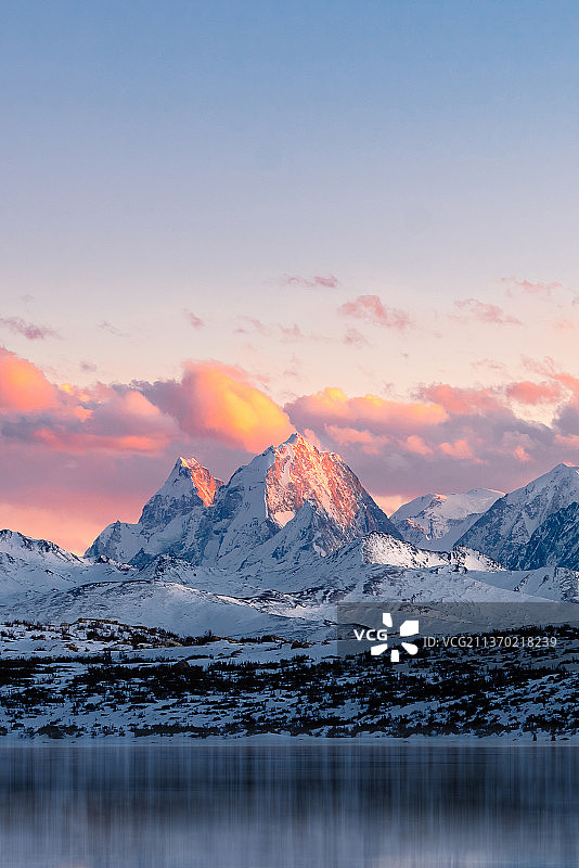 雅拉雪山图片素材